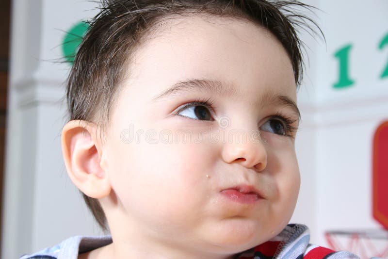 λατρευτά πρόχειρα φαγητά κατανάλωσης preschooler στοκ εικόνα λατρευτά πρόχειρα φαγητά κατανάλωσης preschooler στοκ εικόνα