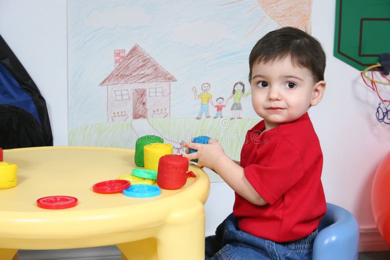 λατρευτή ζωηρόχρωμη ζύμη που παίζει preschooler στοκ εικόνες λατρευτή ζωηρόχρωμη ζύμη που παίζει preschooler στοκ εικόνες