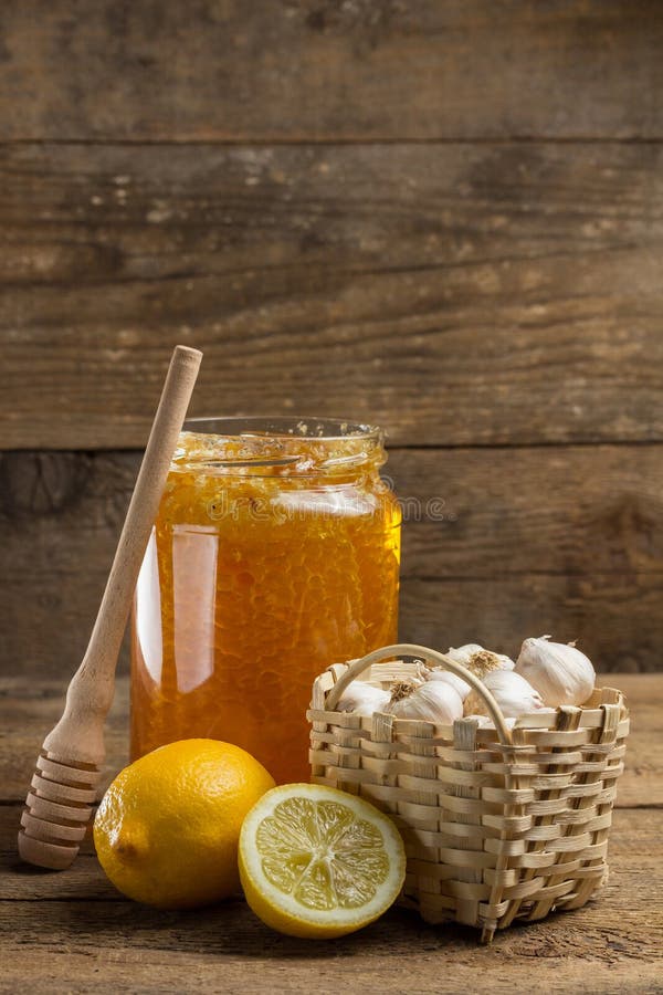 Lemon, garlic and jar of honey &#x28;natural remedies for colds and flu&#x29;. Lemon, garlic and jar of honey &#x28;natural remedies for colds and flu&#x29;