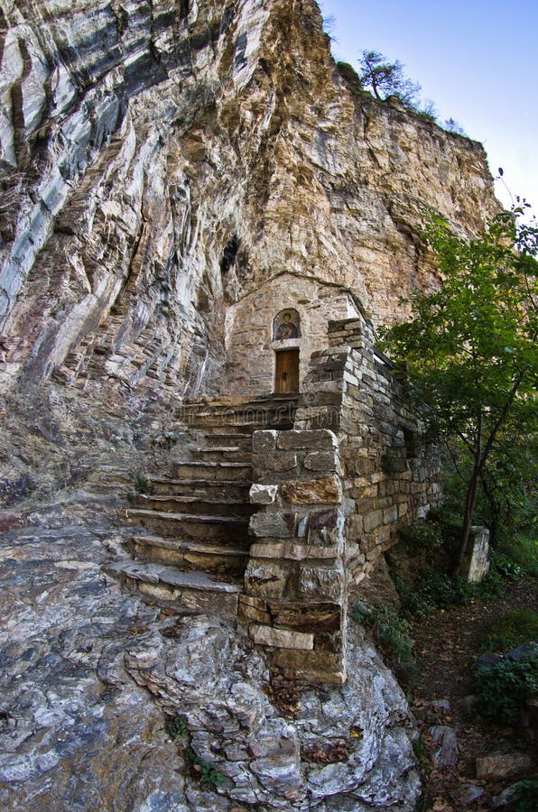 Λεπτομέρεια από το ερημητήριο Αγίου Sava υψηλό επάνω σε ένα βουνό κοντά στο μοναστήρι Studenica στοκ εικόνες με δικαίωμα ελεύθερης χρήσης Λεπτομέρεια από το ερημητήριο Αγίου Sava υψηλό επάνω σε ένα βουνό κοντά στο μοναστήρι Studenica στοκ εικόνες με δικαίωμα ελεύθερης χρήσης