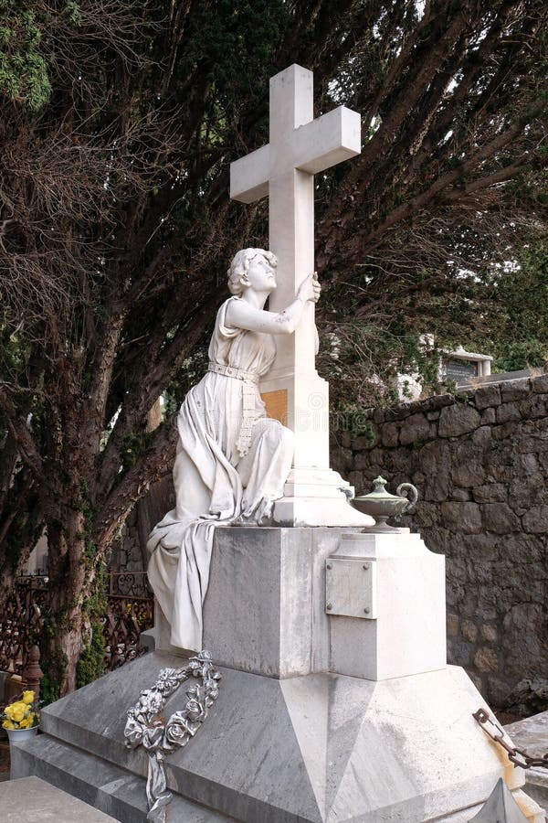 Λεπτομέρεια ενός γλυπτού πένθους, νεκροταφείο σε Boninovo, Dubrovnik στοκ εικόνες