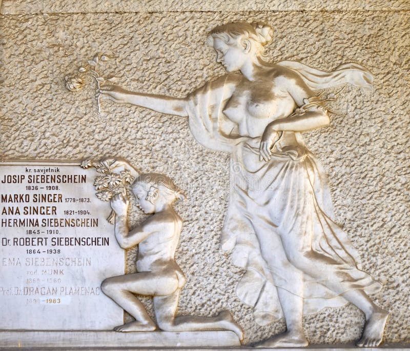 Λεπτομέρεια ενός γλυπτού πένθους σε ένα νεκροταφείο Mirogoj, Ζάγκρεμπ στοκ εικόνα με δικαίωμα ελεύθερης χρήσης
