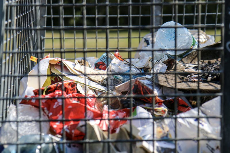 Λεπτομέρεια κάδου απορριμμάτων/κάδου απορριμμάτων που περιέχει κυρίως πλαστικά απορρίμματα στο Public Park Hasenheide στο Βερολίν στοκ φωτογραφία Λεπτομέρεια κάδου απορριμμάτων/κάδου απορριμμάτων που περιέχει κυρίως πλαστικά απορρίμματα στο Public Park Hasenheide στο Βερολίν στοκ φωτογραφία