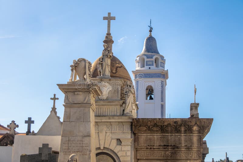 Λεπτομέρεια του νεκροταφείου Recoleta και Church Basilica de Nuestra Senora Del του τριχώδους πύργου - Μπουένος Άιρες, Αργεντινή στοκ φωτογραφία