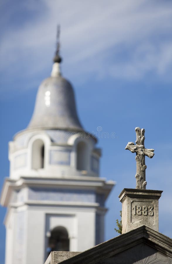 Λεπτομέρεια του τάφου στο νεκροταφείο Λα Recoleta με το μπλε ουρανό στοκ φωτογραφία με δικαίωμα ελεύθερης χρήσης