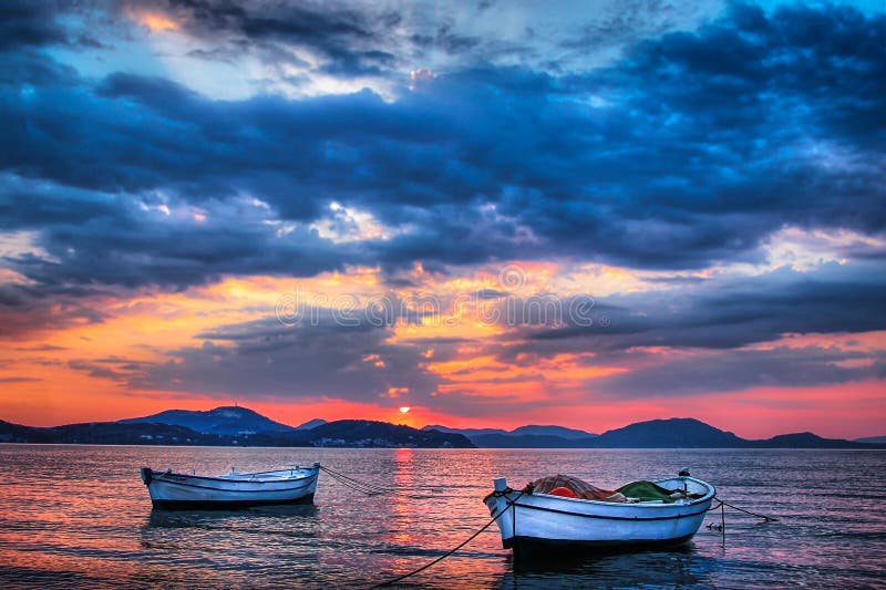 Λευκίμι Κέρκυρα, Ελλάδα - Δύο αλιευτικά σκάφη στη δύση του ηλίου πάνω από το Ιόνιο στοκ φωτογραφία Λευκίμι Κέρκυρα, Ελλάδα - Δύο αλιευτικά σκάφη στη δύση του ηλίου πάνω από το Ιόνιο στοκ φωτογραφία