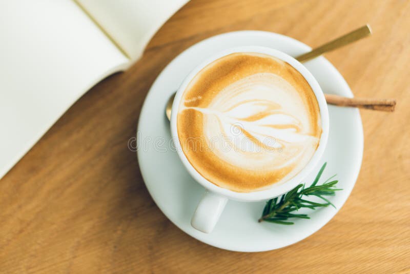 λευκό κουπών καφέ Ο καφές είναι ένα latte ο πίνακας στον ξύλινο πίνακα στο εκλεκτής ποιότητας ύφος, που λαμβάνεται από τη τοπ άπο στοκ φωτογραφίες λευκό κουπών καφέ Ο καφές είναι ένα latte ο πίνακας στον ξύλινο πίνακα στο εκλεκτής ποιότητας ύφος, που λαμβάνεται από τη τοπ άπο στοκ φωτογραφίες