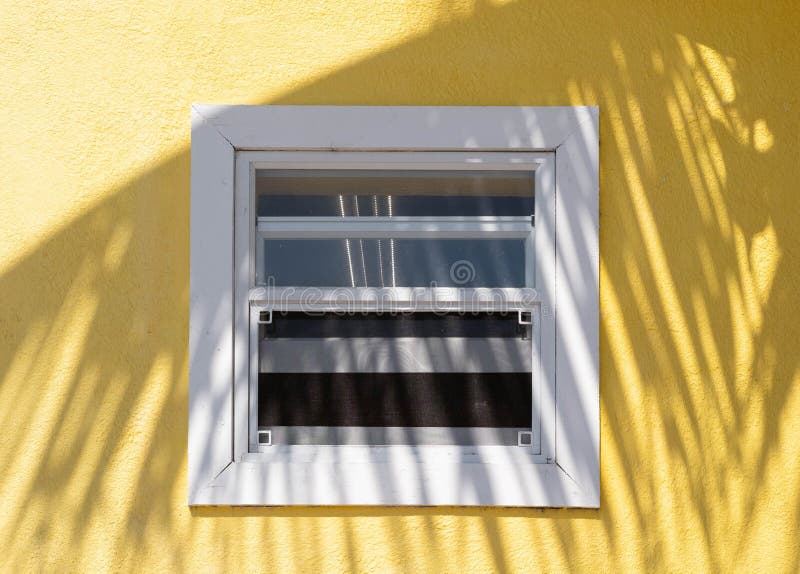 Λευκό παράθυρο στον κίτρινο τοίχο στοκ φωτογραφίες