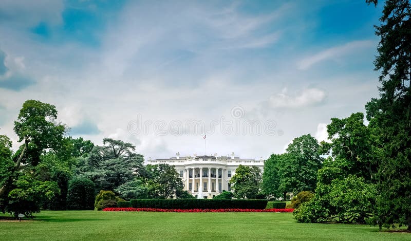 λευκό της Ουάσιγκτον σπιτιών γ δ Γ το /Columbia/USA - 07 11 2013: Ευρεία άποψη γωνίας στο Λευκό Οίκο με το μπλε ουρανό και τα σύν στοκ φωτογραφία με δικαίωμα ελεύθερης χρήσης λευκό της Ουάσιγκτον σπιτιών γ δ Γ το /Columbia/USA - 07 11 2013: Ευρεία άποψη γωνίας στο Λευκό Οίκο με το μπλε ουρανό και τα σύν στοκ φωτογραφία με δικαίωμα ελεύθερης χρήσης