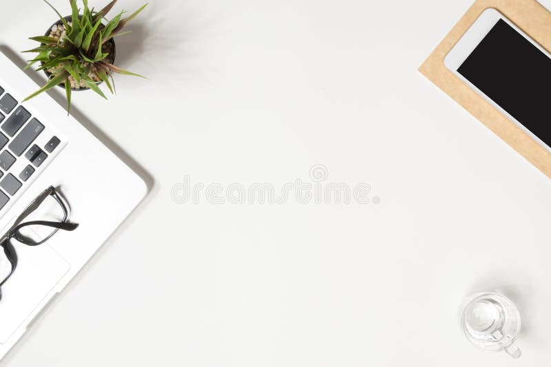 λευκό τραπέζι γραφείου γραφείου με smartphone και αναλώσιμα φορητού υπολογιστή. επάνω προβολή με επίπεδη επιφάνεια αντιγραφής στοκ εικόνες