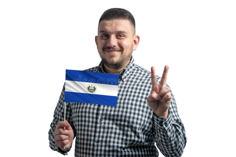 λευκός τύπος που κρατά σημαία ελ σαλβαδόρ και δείχνει δύο δάχτυλα σε λευκό φόντο στοκ εικόνες