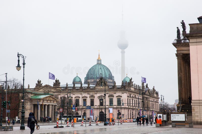 Λεωφόρος Linden κρησφύγετων Unter που βλέπει από το Bebelplatz σε ένα κρύο τέλος της χειμερινής ημέρας στοκ εικόνες Λεωφόρος Linden κρησφύγετων Unter που βλέπει από το Bebelplatz σε ένα κρύο τέλος της χειμερινής ημέρας στοκ εικόνες