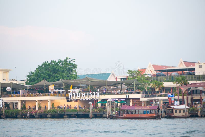 Λεωφόρος αγορών Tha maharaj κοντά στον ποταμό Chao Phraya στη Μπανγκόκ, Ταϊλάνδη στοκ φωτογραφία με δικαίωμα ελεύθερης χρήσης Λεωφόρος αγορών Tha maharaj κοντά στον ποταμό Chao Phraya στη Μπανγκόκ, Ταϊλάνδη στοκ φωτογραφία με δικαίωμα ελεύθερης χρήσης