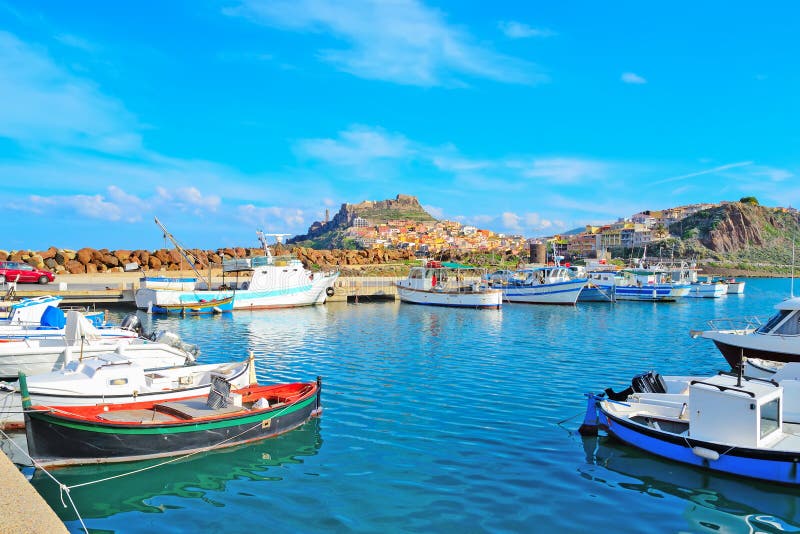 Λιμάνι Castelsardo μια σαφή ημέρα στοκ φωτογραφία με δικαίωμα ελεύθερης χρήσης Λιμάνι Castelsardo μια σαφή ημέρα στοκ φωτογραφία με δικαίωμα ελεύθερης χρήσης