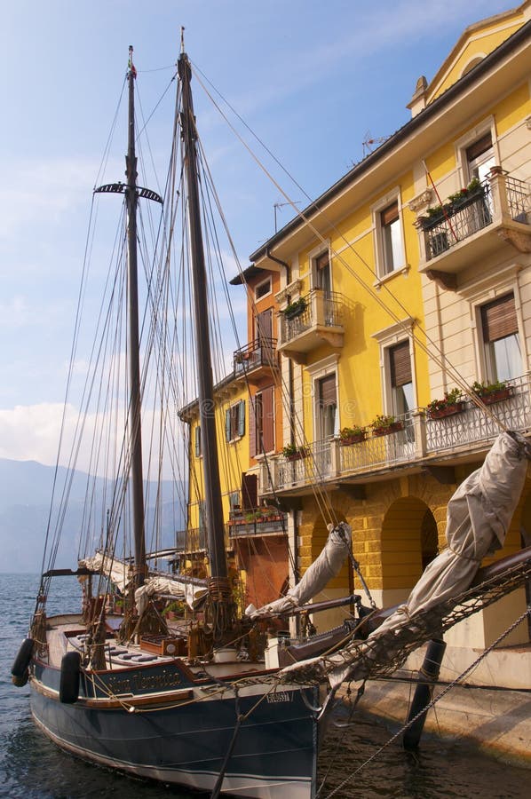 Λιμάνι Malcesine στη λίμνη Garda. Η λίμνη Garda είναι ένας δημοφιλής ευρωπαϊκός τόπος προορισμού τουριστών και Malcesine είναι μια από τις καλές πόλεις σε αυτήν την λίμνη στη βόρεια Ιταλία. Το πιό προεξέχον ορόσημό του είναι το Castello Scaligero, το οποίο έχει τις 13ες οχυρώσεις και έναν παλαιότερο μεσαιωνικό πύργο.