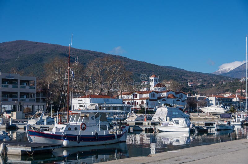 Λιμάνι με τις βάρκες και τα schooners αλιείας Το Platamonas ελληνικά είναι στοκ φωτογραφία Λιμάνι με τις βάρκες και τα schooners αλιείας Το Platamonas ελληνικά είναι στοκ φωτογραφία