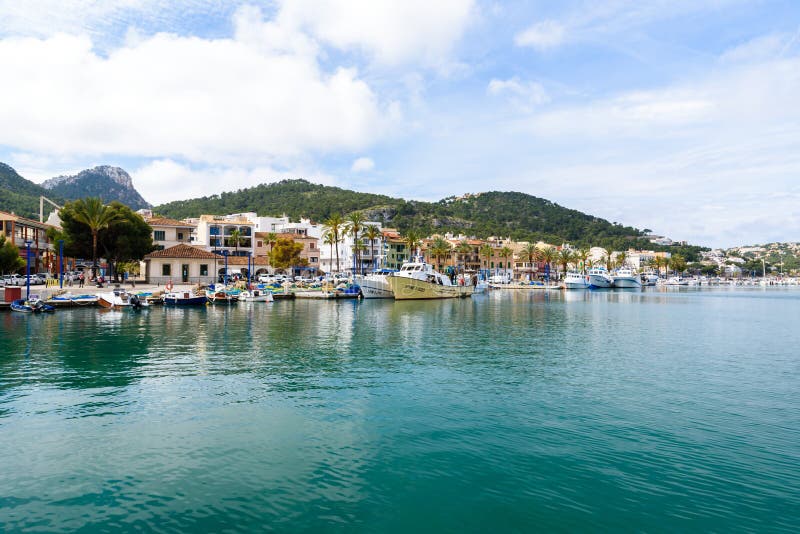 Λιμένας d'Andratx, Μαγιόρκα - παλαιό χωριό στον κόλπο με την όμορφη ακτή στοκ φωτογραφίες
