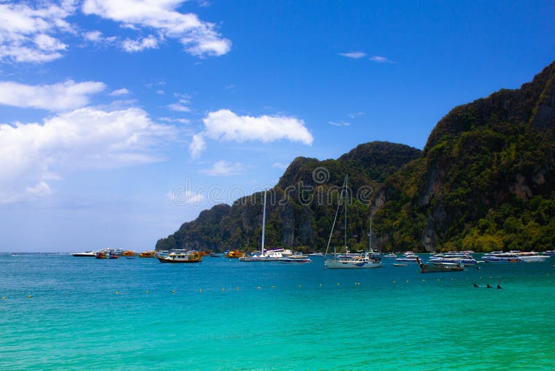 Λιμένας με sailboats σε μια λιμνοθάλασσα με το σαφές μπλε θαλάσσιο νερό σε ένα υπόβαθρο των άγριων βράχων στην Ταϊλάνδη Τυρκουάζ στοκ φωτογραφία Λιμένας με sailboats σε μια λιμνοθάλασσα με το σαφές μπλε θαλάσσιο νερό σε ένα υπόβαθρο των άγριων βράχων στην Ταϊλάνδη Τυρκουάζ στοκ φωτογραφία