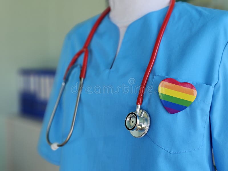 ΛΟΑΤ μήνας υπερηφάνειας ή ΛΟΑΤΚΙ και έννοια υγείας. Γιατρός με ουράνιο τόξο και πολύχρωμο καρδιακό σχήμα για λεσβιακά στοκ εικόνες