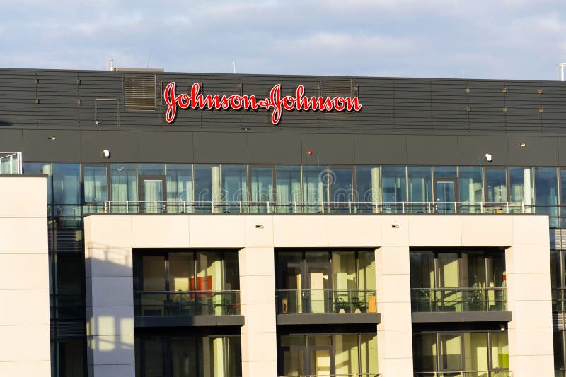 Λογότυπο επιχείρησης της Johnson & Johnson στην οικοδόμηση έδρας