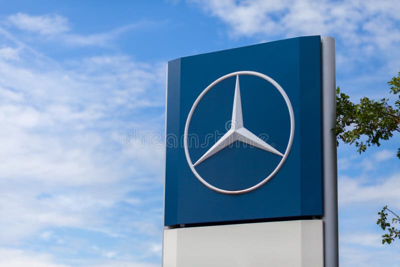 Λογότυπο της Mercedes-Benz κοντά σε ένα εργαστήριο μεταφοράς με φορτηγό στοκ φωτογραφίες Λογότυπο της Mercedes-Benz κοντά σε ένα εργαστήριο μεταφοράς με φορτηγό στοκ φωτογραφίες