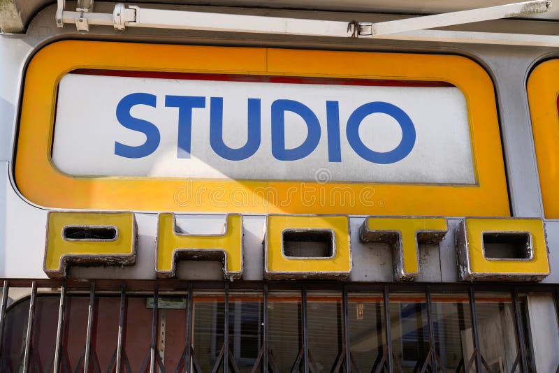 λογότυπο φωτογραφικού κειμένου studio και σήμα μπροστά από το κατάστημα φωτογραφιών και απεικόνισης στοκ εικόνες