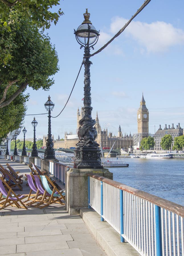 Λονδίνο Southbank που κοιτάζει προς Big Ben πέρα από τον Τάμεση στοκ εικόνα