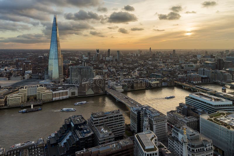 Λονδίνο και Shard άνωθεν στο ηλιοβασίλεμα στοκ εικόνα με δικαίωμα ελεύθερης χρήσης Λονδίνο και Shard άνωθεν στο ηλιοβασίλεμα στοκ εικόνα με δικαίωμα ελεύθερης χρήσης