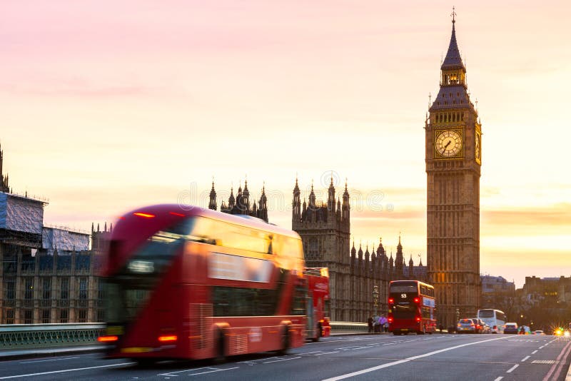 Λονδίνο, το UK Κόκκινο λεωφορείο στην κίνηση και Big Ben, το παλάτι Wes στοκ εικόνες με δικαίωμα ελεύθερης χρήσης Λονδίνο, το UK Κόκκινο λεωφορείο στην κίνηση και Big Ben, το παλάτι Wes στοκ εικόνες με δικαίωμα ελεύθερης χρήσης