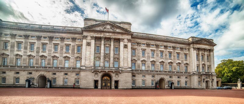 Λονδίνο, το Ηνωμένο Βασίλειο: Buckingham Palace στοκ εικόνα με δικαίωμα ελεύθερης χρήσης Λονδίνο, το Ηνωμένο Βασίλειο: Buckingham Palace στοκ εικόνα με δικαίωμα ελεύθερης χρήσης