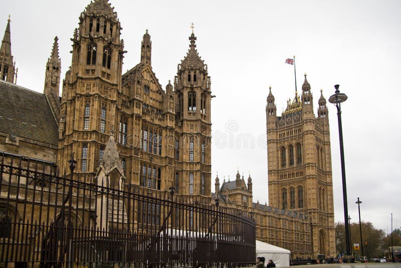 ΛΟΝΔΙΝΟ, ΓΟΥΕΣΤΜΙΝΣΤΕΡ, UK - 5 Απριλίου 2014 σπίτια του Κοινοβουλίου και του πύργου του Κοινοβουλίου, άποψη από το Abingon ST διανυσματική απεικόνιση ΛΟΝΔΙΝΟ, ΓΟΥΕΣΤΜΙΝΣΤΕΡ, UK - 5 Απριλίου 2014 σπίτια του Κοινοβουλίου και του πύργου του Κοινοβουλίου, άποψη από το Abingon ST διανυσματική απεικόνιση