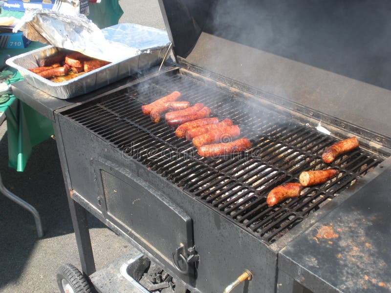 Λουκάνικα σε μια BBQ σχάρα στοκ εικόνα Λουκάνικα σε μια BBQ σχάρα στοκ εικόνα