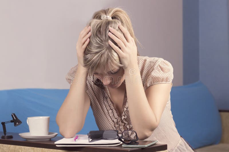 Λυπημένη γυναίκα που υπολογίζει το οικογενειακό προϋπολογισμό στο σπίτι στοκ φωτογραφία Λυπημένη γυναίκα που υπολογίζει το οικογενειακό προϋπολογισμό στο σπίτι στοκ φωτογραφία