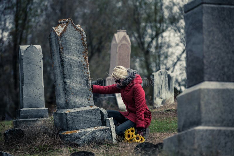 Λυπημένη γυναίκα στο πένθος σχετικά με αγαπημένη της ταφόπετράς κάποιου