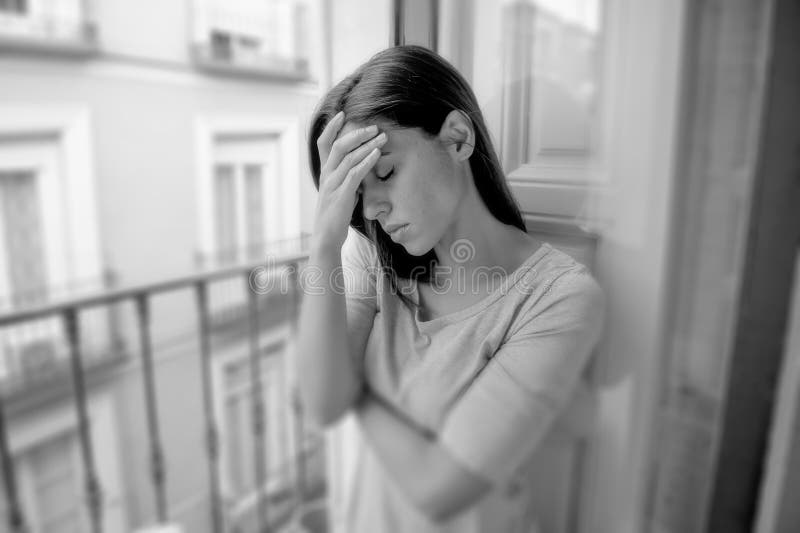 Λυπημένο απελπισμένο ισπανικό μπαλκόνι κοριτσιών στο σπίτι που φαίνεται πιεσμένο υφισμένος τη φοβερή αναταραχή ή την κατάθλιψη πο στοκ φωτογραφία με δικαίωμα ελεύθερης χρήσης Λυπημένο απελπισμένο ισπανικό μπαλκόνι κοριτσιών στο σπίτι που φαίνεται πιεσμένο υφισμένος τη φοβερή αναταραχή ή την κατάθλιψη πο στοκ φωτογραφία με δικαίωμα ελεύθερης χρήσης