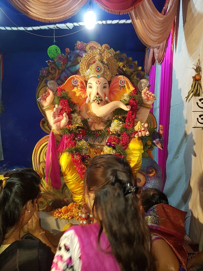 Λόρδος Ganesh Visarjan - Ganapati Bappa Morya. Αυτό είναι ημέρα 11 που ο Λόρδος Ganesh Festival γιόρτασε σε Mumbai Το είδωλο Λόρδου Ganesh βυθίζει στη arebian θάλασσα στις 23 Σεπτεμβρίου 2018 Σε αυτό το PIC οι λαοί παίρνουν έτοιμοι για το ίδιο πράγμα