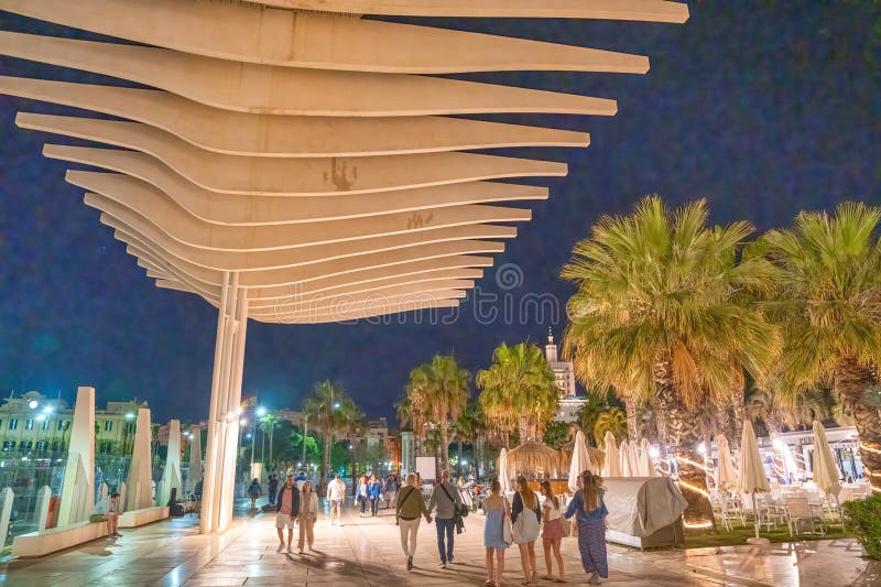 μάλαγα ισπανία απρίλιος 14 2023 : palmeral de las sorpresas promenade στο λιμάνι τη νύχτα. πολλοί άνθρωποι διασκεδάζουν στη ηλιόλο στοκ εικόνες με δικαίωμα ελεύθερης χρήσης