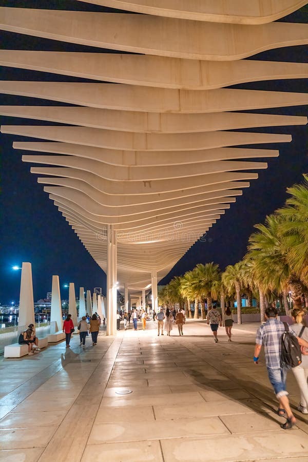 μάλαγα ισπανία απρίλιος 14 2023 : palmeral de las sorpresas promenade στο λιμάνι τη νύχτα. πολλοί άνθρωποι διασκεδάζουν στη ηλιόλο στοκ εικόνες
