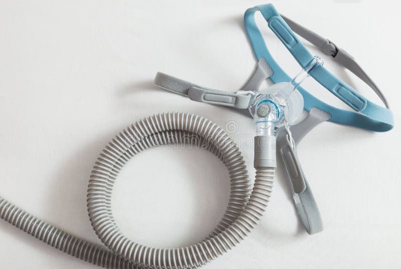 Μάσκα καλυμμάτων CPAP, που συνδέει με το λουρί και τη μάνικα που βάζουν σε ένα β στοκ φωτογραφίες Μάσκα καλυμμάτων CPAP, που συνδέει με το λουρί και τη μάνικα που βάζουν σε ένα β στοκ φωτογραφίες