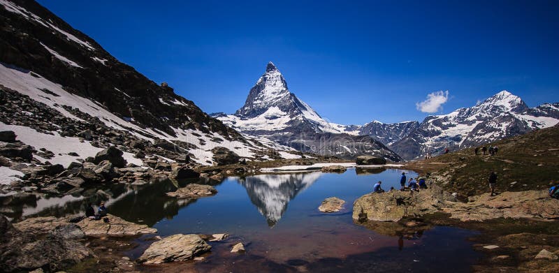 Μέγιστη αντανάκλαση Matterhorn το καλοκαίρι στη λίμνη Riffelsee, σταθμός Gornergrat, Zermatt, Ελβετία στοκ εικόνα Μέγιστη αντανάκλαση Matterhorn το καλοκαίρι στη λίμνη Riffelsee, σταθμός Gornergrat, Zermatt, Ελβετία στοκ εικόνα