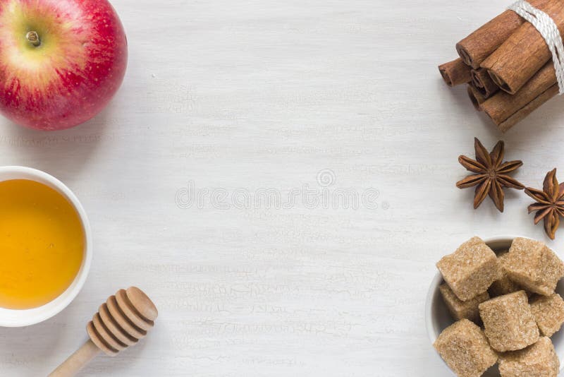 Μέλι και Apple, καφετιά ζάχαρη και γλυκάνισο με την κανέλα σε ένα ελαφρύ διάστημα αντιγράφων υποβάθρου για το κείμενο στοκ φωτογραφία με δικαίωμα ελεύθερης χρήσης
