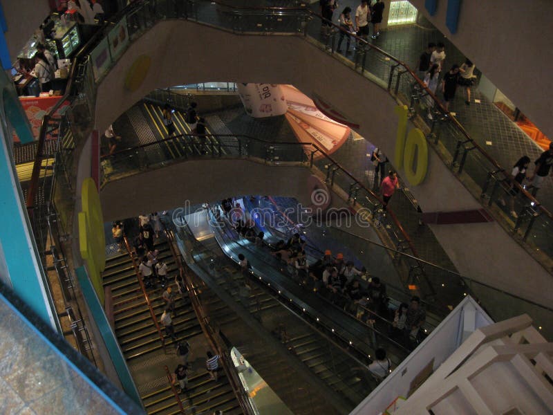 Μέσα στη λεωφόρο αγορών θέσεων Langham, Mong Kok, Χονγκ Κονγκ στοκ εικόνα με δικαίωμα ελεύθερης χρήσης Μέσα στη λεωφόρο αγορών θέσεων Langham, Mong Kok, Χονγκ Κονγκ στοκ εικόνα με δικαίωμα ελεύθερης χρήσης