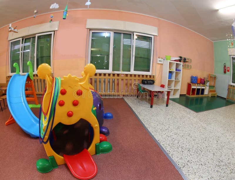 Μέσα στην ευρεία αίθουσα ενός παιδικού σταθμού τα παιχνίδια για να διασκεδάσει το CH στοκ εικόνες Μέσα στην ευρεία αίθουσα ενός παιδικού σταθμού τα παιχνίδια για να διασκεδάσει το CH στοκ εικόνες