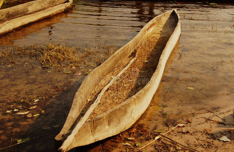 Μέσο αφρικανικό ξύλινο mokoro στο δέλτα Okavango στοκ φωτογραφία με δικαίωμα ελεύθερης χρήσης