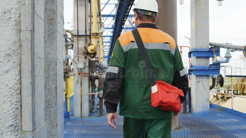 Μέσοι ηλικίας περίπατοι εργαζομένων άποψης πίσω πλευρών μεταξύ των υποστηρίξεων απόθεμα βίντεο