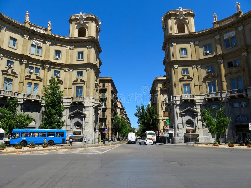 Μέσω της οδού της Ρώμης στο Παλέρμο, Ιταλία στοκ φωτογραφία με δικαίωμα ελεύθερης χρήσης Μέσω της οδού της Ρώμης στο Παλέρμο, Ιταλία στοκ φωτογραφία με δικαίωμα ελεύθερης χρήσης