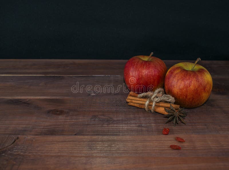 Μήλα με τα καρυκεύματα και cinnamonon σε ένα ξύλινο υπόβαθρο Κατάλληλη διατροφή σιτηρέσιο υγιεινό χορτοφαγία Κατάλληλο πρόγευμα τ στοκ εικόνες Μήλα με τα καρυκεύματα και cinnamonon σε ένα ξύλινο υπόβαθρο Κατάλληλη διατροφή σιτηρέσιο υγιεινό χορτοφαγία Κατάλληλο πρόγευμα τ στοκ εικόνες