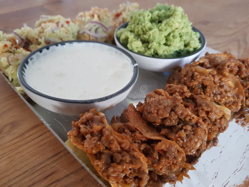 Μίνι tacos κρέατος με το guacamole στοκ εικόνες Μίνι tacos κρέατος με το guacamole στοκ εικόνες