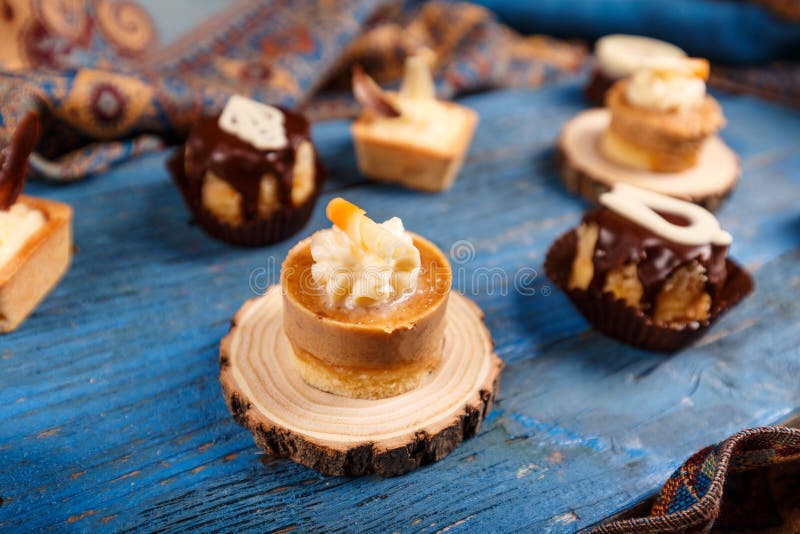 Μίνι κέικ και tarts στοκ εικόνα