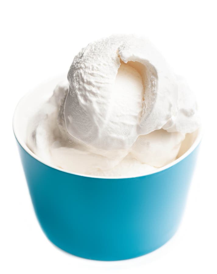 Μαλακό παγωτό βανίλιας στο μπλε κύπελλο που απομονώνεται σε άσπρο Backgroun